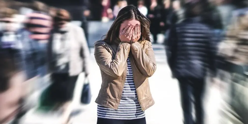 Agorafobi Nedir? Nedenleri ve Çözüm Yolları